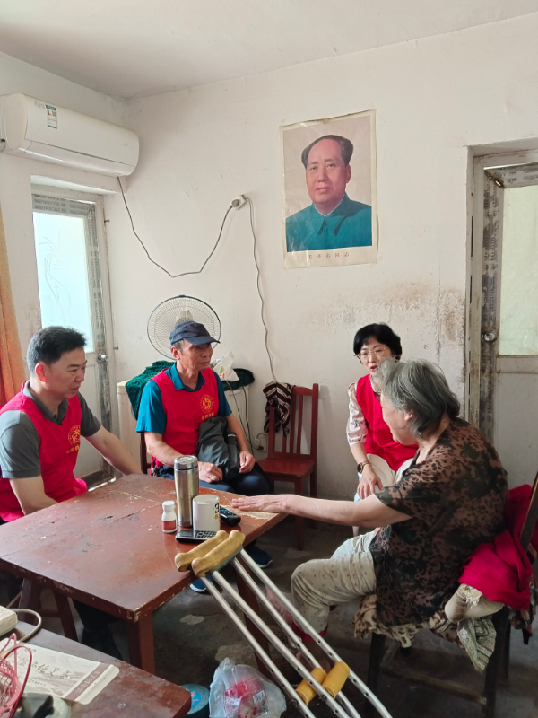 8月23日，市僑聯(lián)赴龍山港社區(qū)慰問(wèn)殘疾老人陽(yáng)彩云.jpg